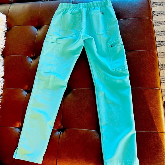 Figs scrubs - Picture 3 of 4